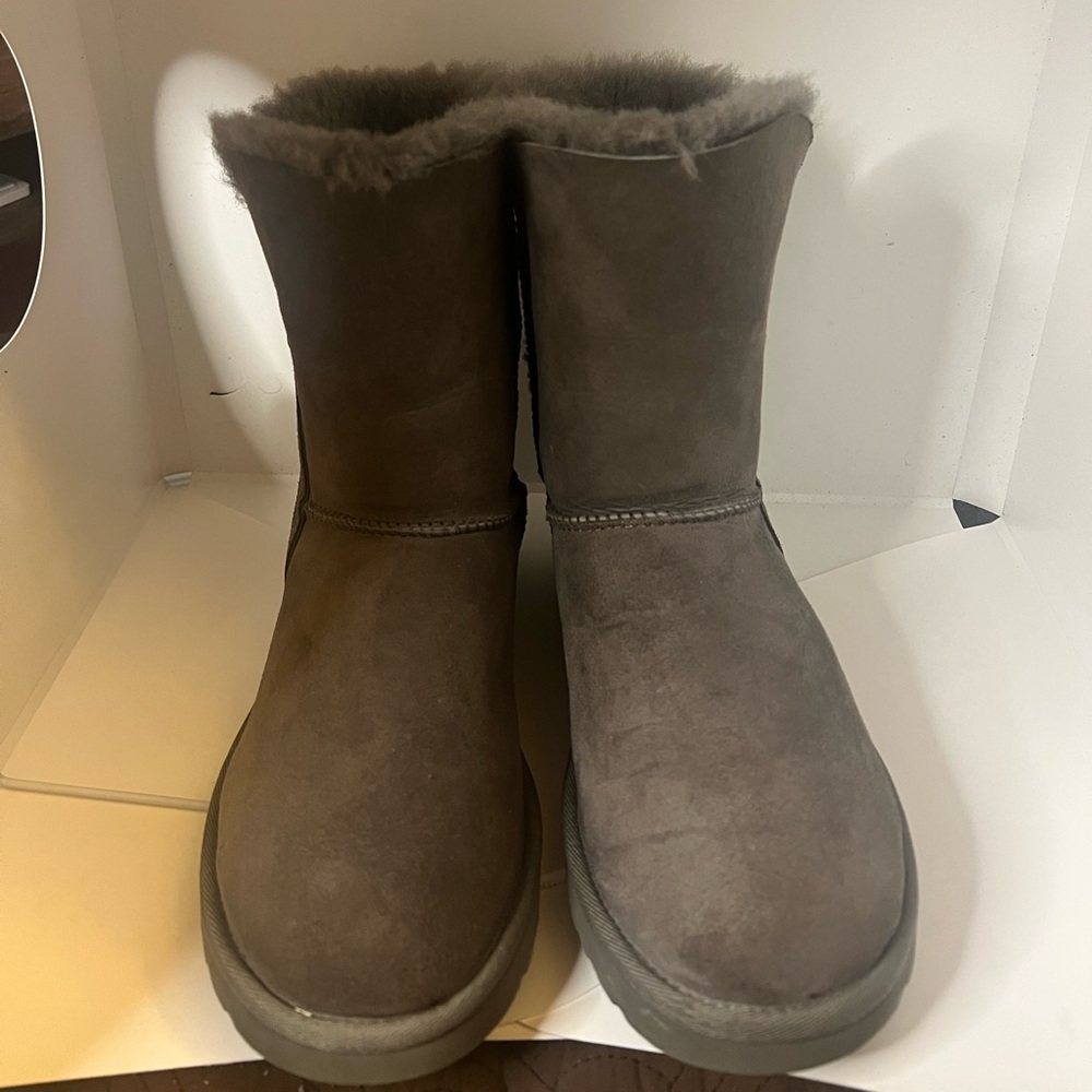 Ugg Zip Side Bailey Short boot Size 8 Grey